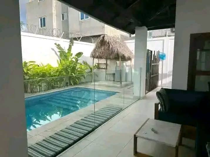Villa avec Jardin et piscine à vendre à Cotonou Fidjrossè Plage