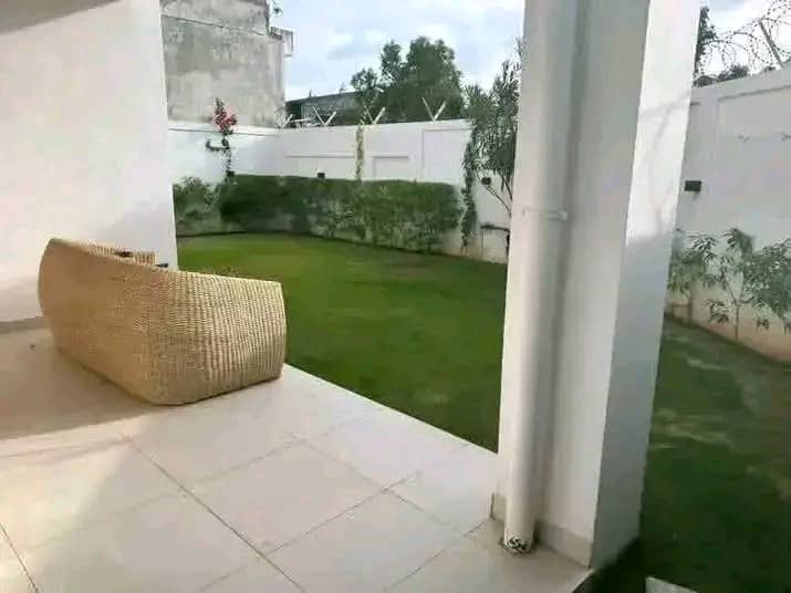 Villa avec Jardin et piscine à vendre à Cotonou Fidjrossè Plage