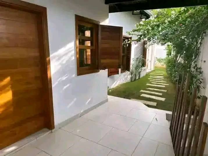 Villa avec Jardin et piscine à vendre à Cotonou Fidjrossè Plage