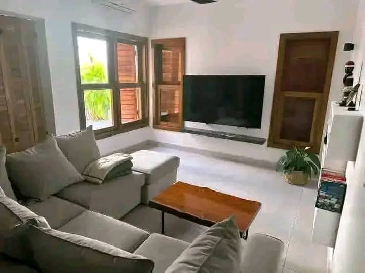 Villa avec Jardin et piscine à vendre à Cotonou Fidjrossè Plage