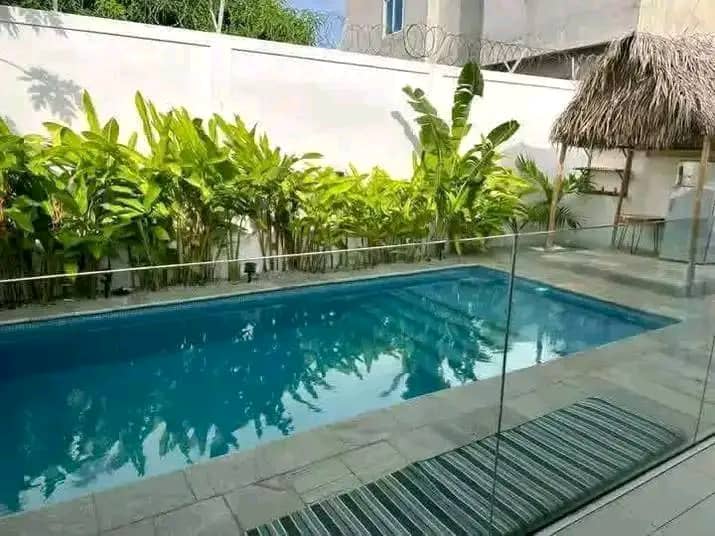 Villa avec Jardin et piscine à vendre à Cotonou Fidjrossè Plage