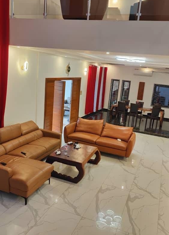 Villa haut standing avec piscine à vendre à Abomey-Calavi