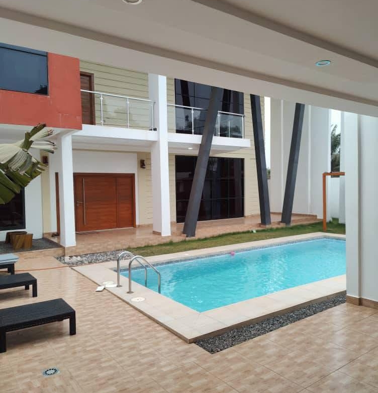 Villa haut standing avec piscine à vendre à Abomey-Calavi