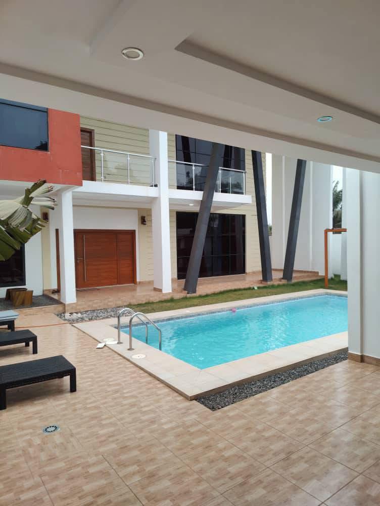 Villa haut standing avec piscine à vendre à Abomey-Calavi
