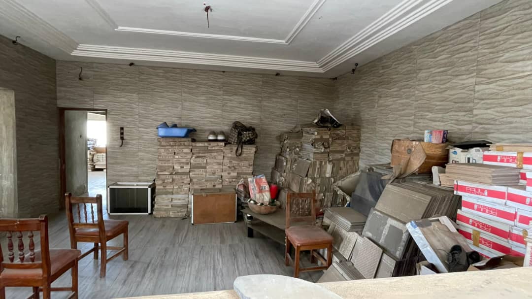 Villa inachevée de huit pièces à vendre à Cotonou Akpakpa CENSAD