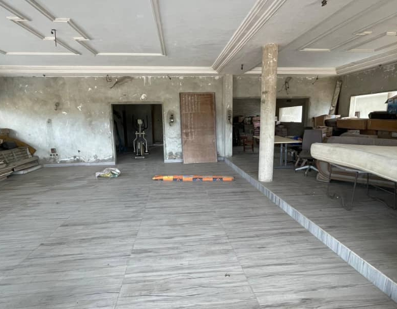 Villa inachevée de huit pièces à vendre à Cotonou Akpakpa CENSAD