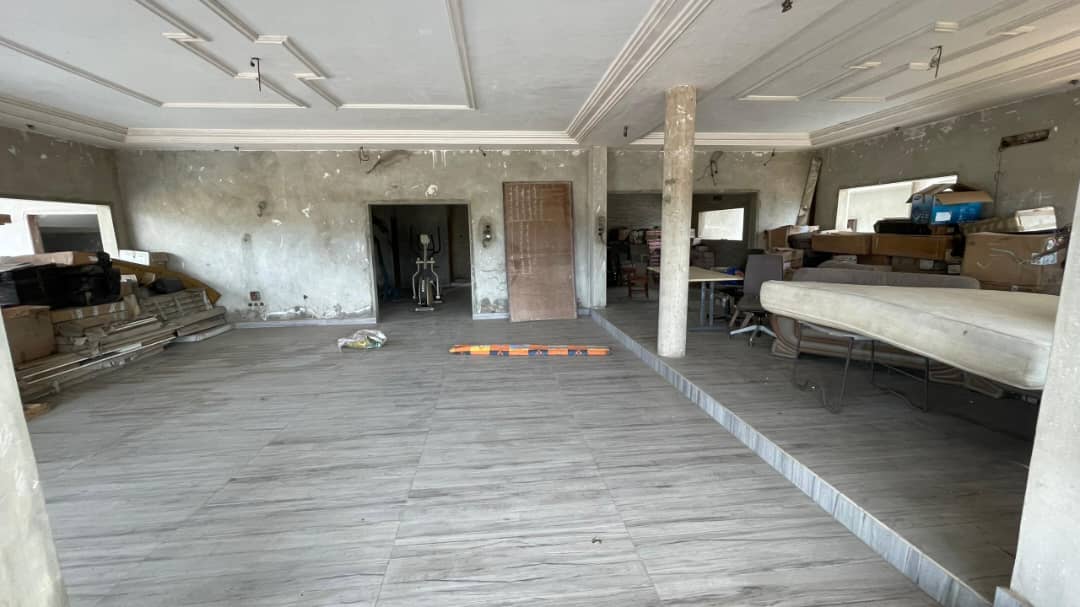 Villa inachevée de huit pièces à vendre à Cotonou Akpakpa CENSAD