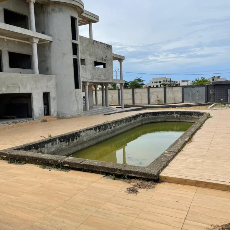 Villa inachevée de huit pièces à vendre à Cotonou Akpakpa CENSAD