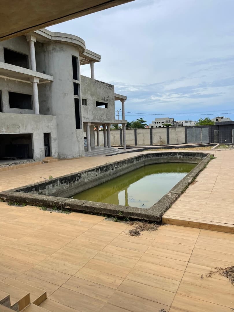 Villa inachevée de huit pièces à vendre à Cotonou Akpakpa CENSAD