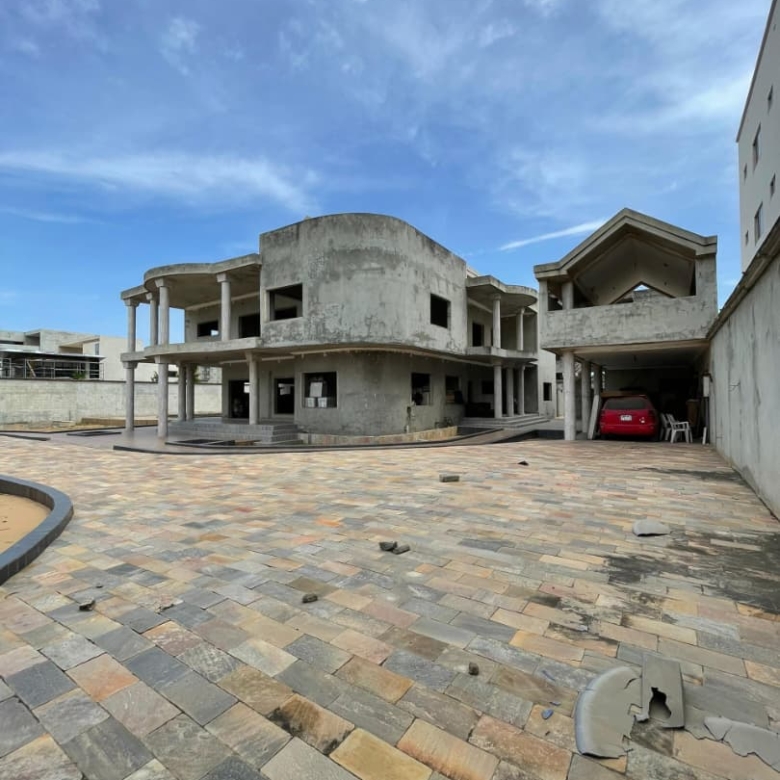 Villa inachevée de huit pièces à vendre à Cotonou Akpakpa CENSAD