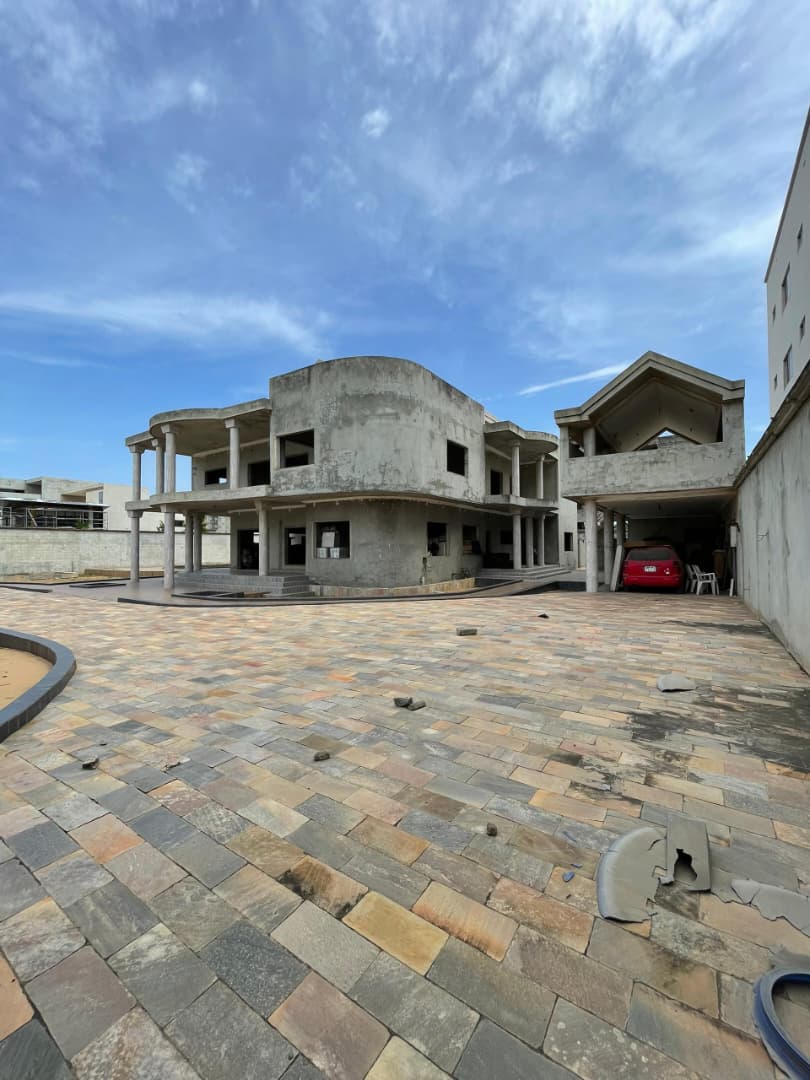 Villa inachevée de huit pièces à vendre à Cotonou Akpakpa CENSAD