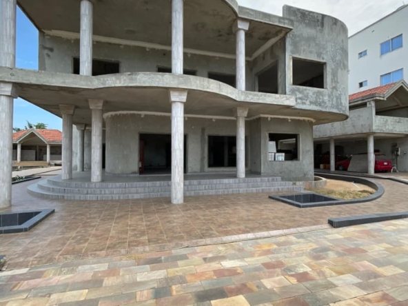 Villa inachevée de huit pièces à vendre à Cotonou Akpakpa CENSAD