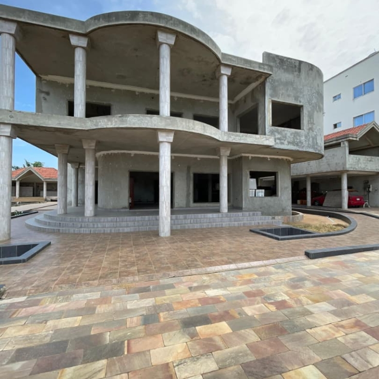 Villa inachevée de huit pièces à vendre à Cotonou Akpakpa CENSAD