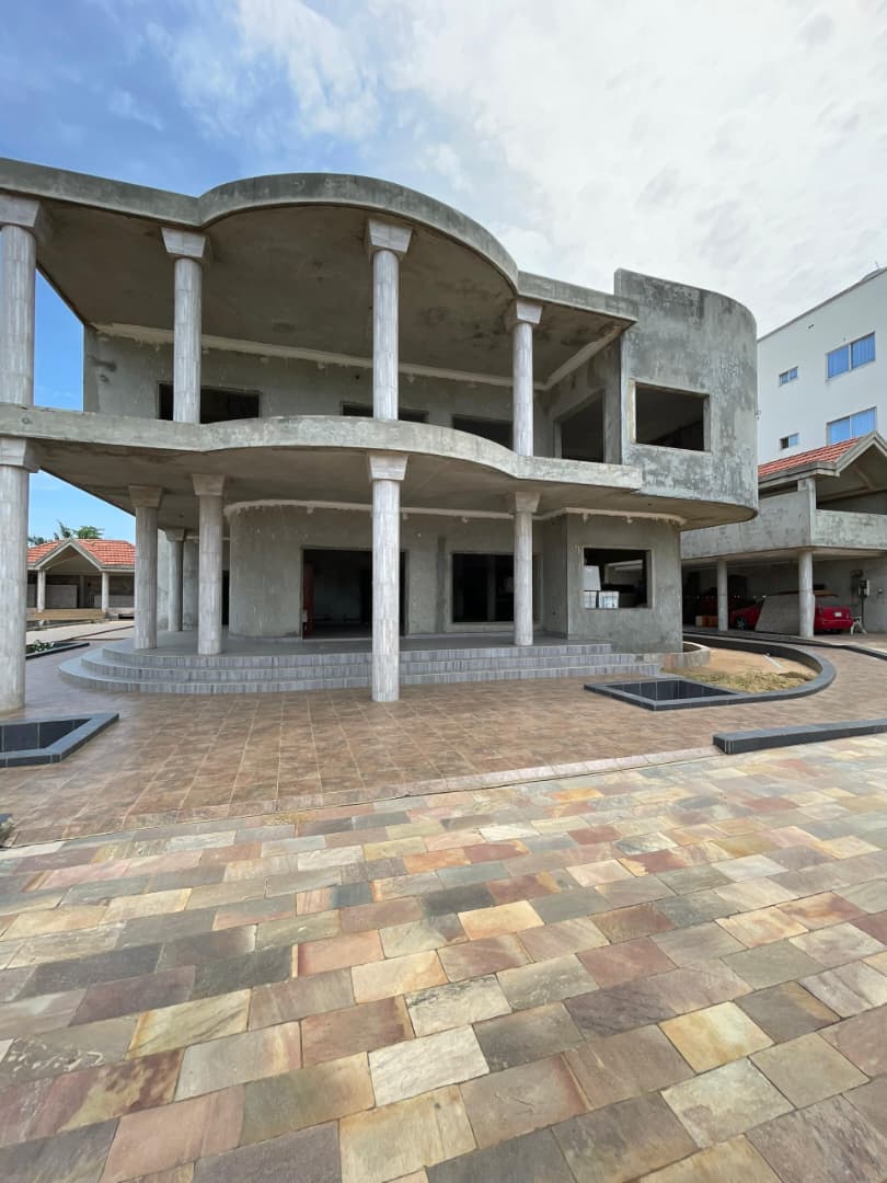 Villa inachevée de huit pièces à vendre à Cotonou Akpakpa CENSAD