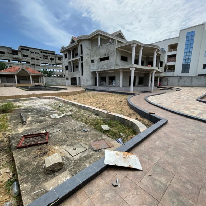 Villa inachevée de huit pièces à vendre à Cotonou Akpakpa CENSAD