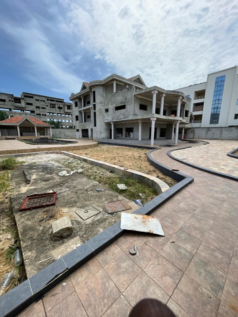 Villa inachevée de huit pièces à vendre à Cotonou Akpakpa CENSAD