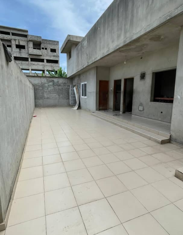 Villa inachevée de huit pièces à vendre à Cotonou Akpakpa CENSAD