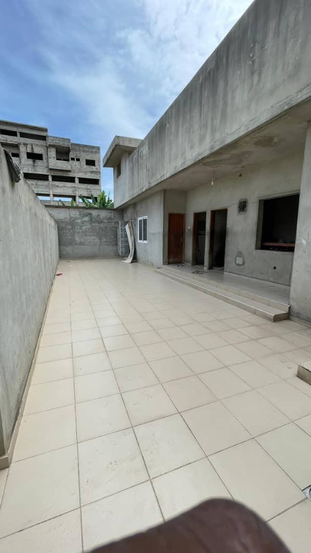 Villa inachevée de huit pièces à vendre à Cotonou Akpakpa CENSAD