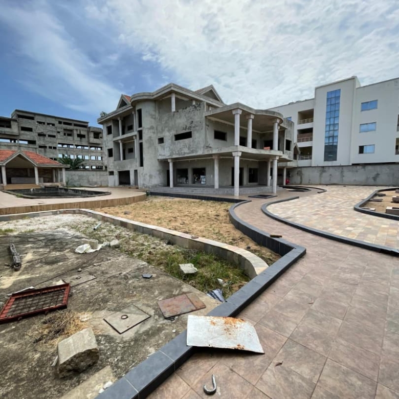 Villa inachevée de huit pièces à vendre à Cotonou Akpakpa CENSAD