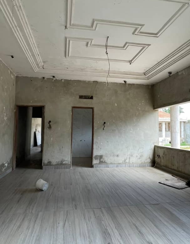 Villa inachevée de huit pièces à vendre à Cotonou Akpakpa CENSAD