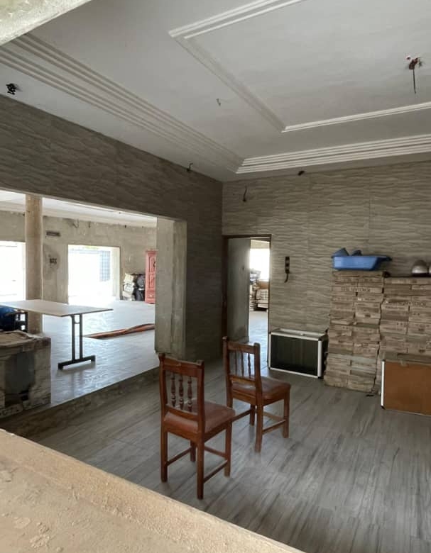 Villa inachevée de huit pièces à vendre à Cotonou Akpakpa CENSAD