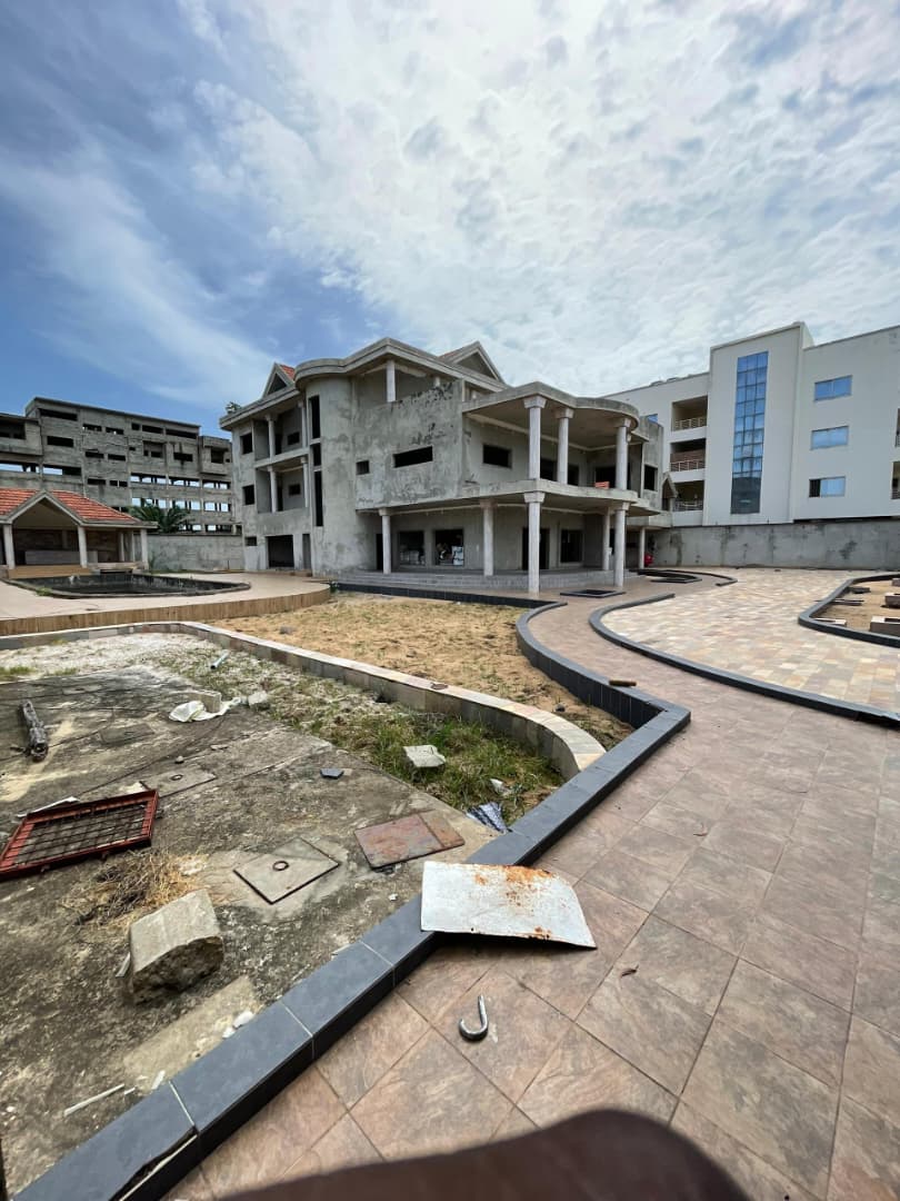 Villa inachevée de huit pièces à vendre à Cotonou Akpakpa CENSAD