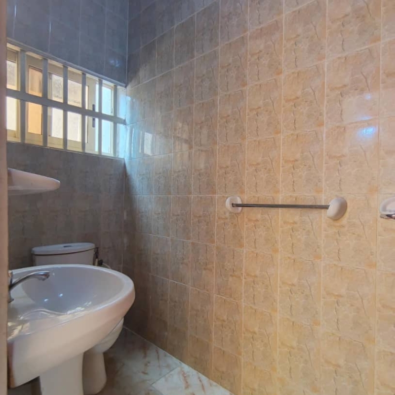 Entrée personnelle à louer à Cotonou Fidrossè Plage