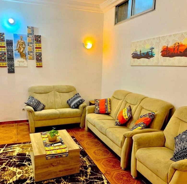 Entrée personnelle meublée à louer à cotonou Fidjrossè (17)