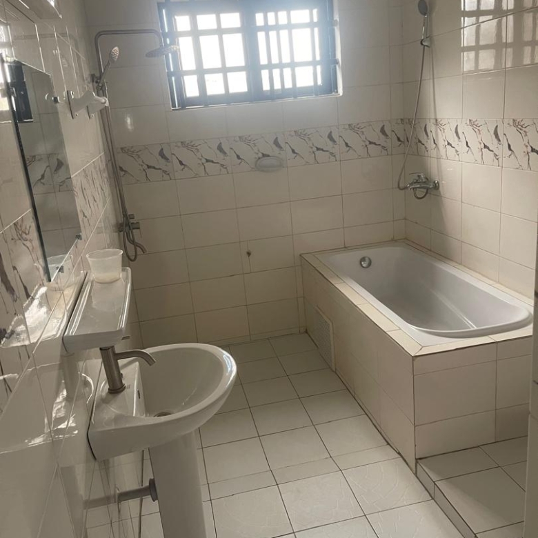 Entrée personnelle meubléee à louer à Cotonou Quartier Jack