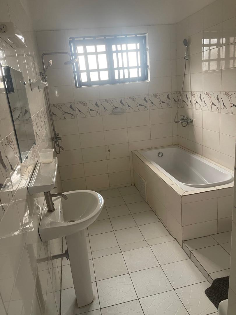 Entrée personnelle meubléee à louer à Cotonou Quartier Jack