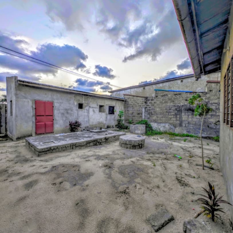 Maison à réhabiliter à vendre à Cotonou Agla-Figaro