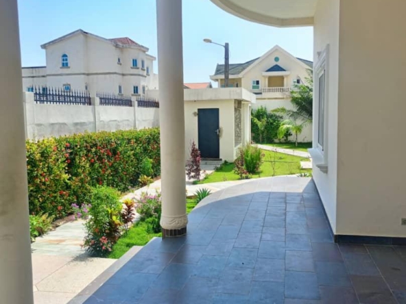 Villa à louer avec Jardin et Piscine à Cotonou Akpakpa CENSAD