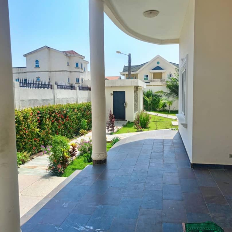 Villa à louer avec Jardin et Piscine à Cotonou Akpakpa CENSAD