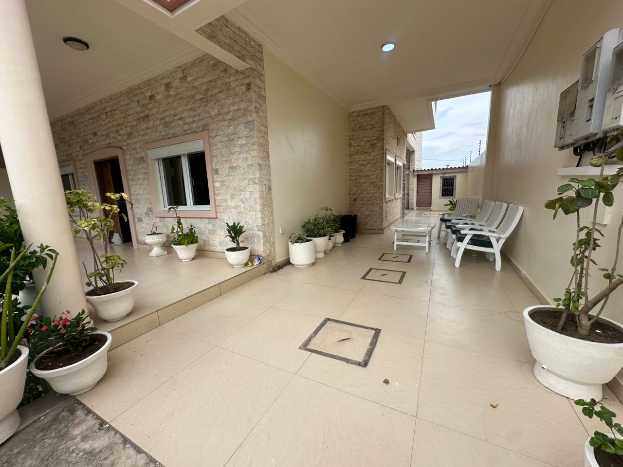 Entrée Personnelle meublée à louer à Cotonou Fidjrossè (25)