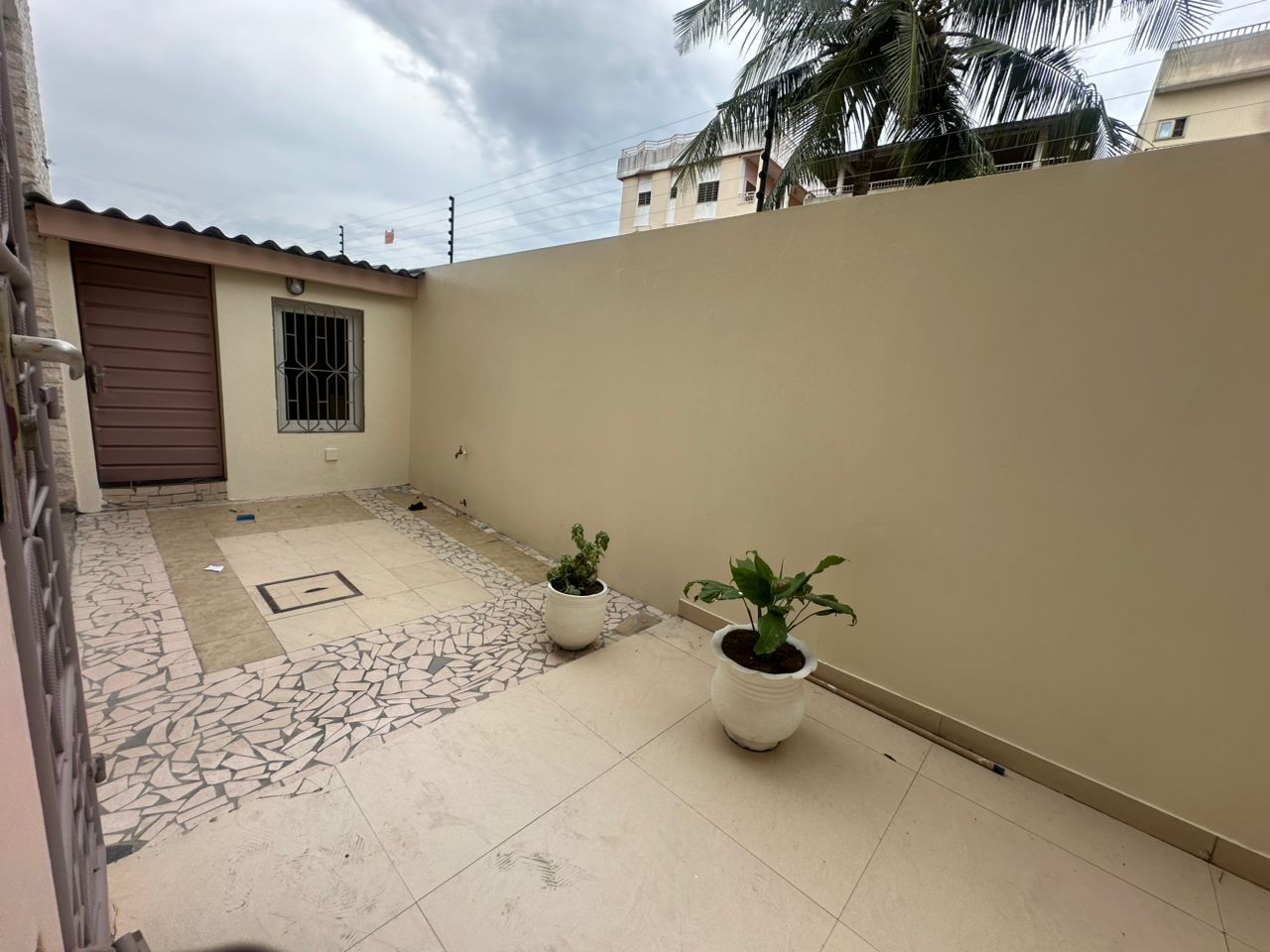 Entrée Personnelle meublée à louer à Cotonou Fidjrossè (25)