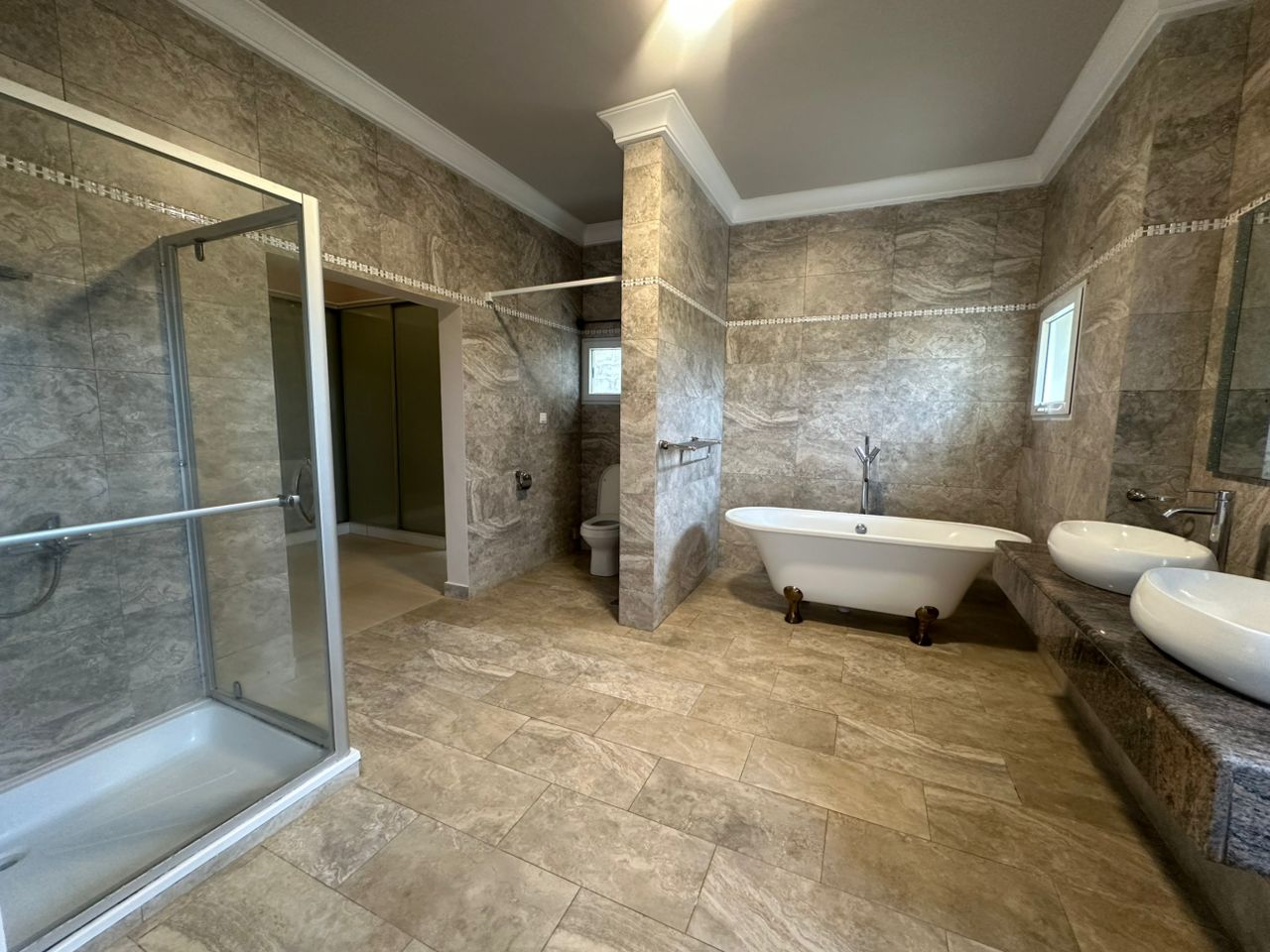 Entrée Personnelle meublée à louer à Cotonou Fidjrossè (25)