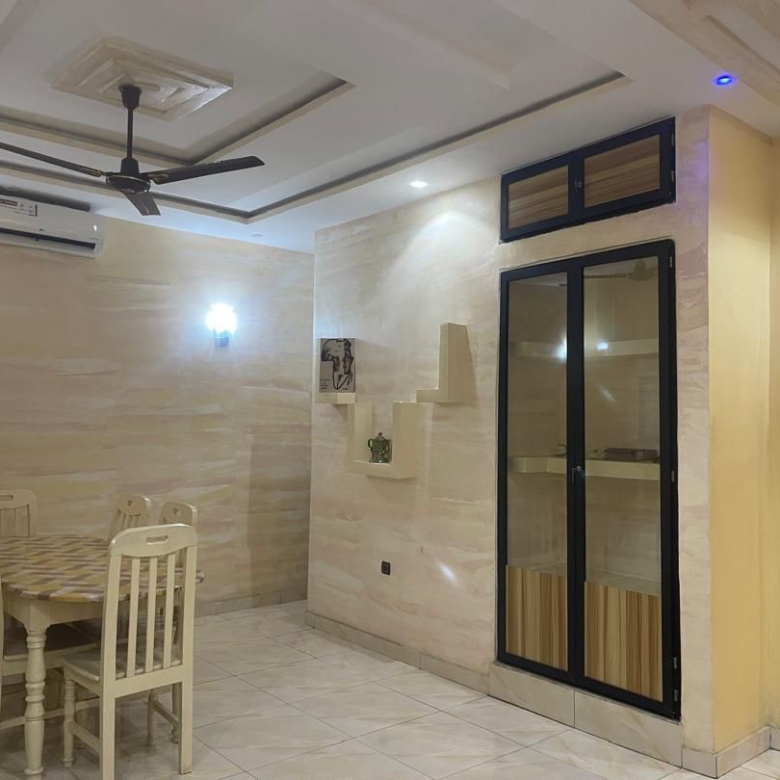 Entrée personnelle meublée à Cotonou Akpakpa Quartier Jack