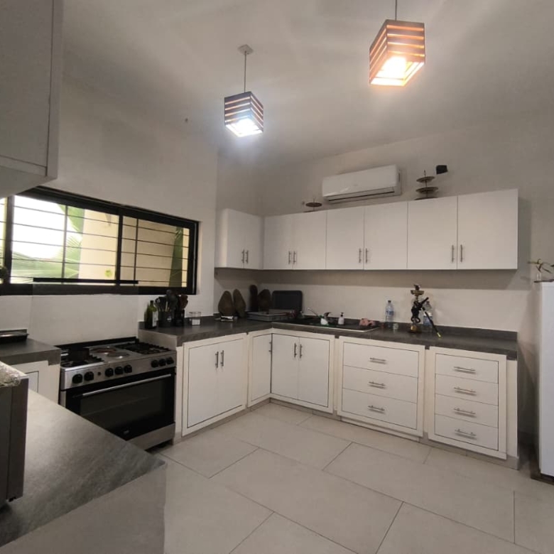 Grande Villa haut standing meublée ou non meublée à louer à Cotonou quartier Jak PLM