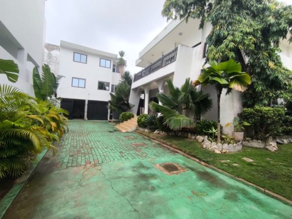 Grande Villa haut standing meublée ou non meublée à louer à Cotonou quartier Jak PLM