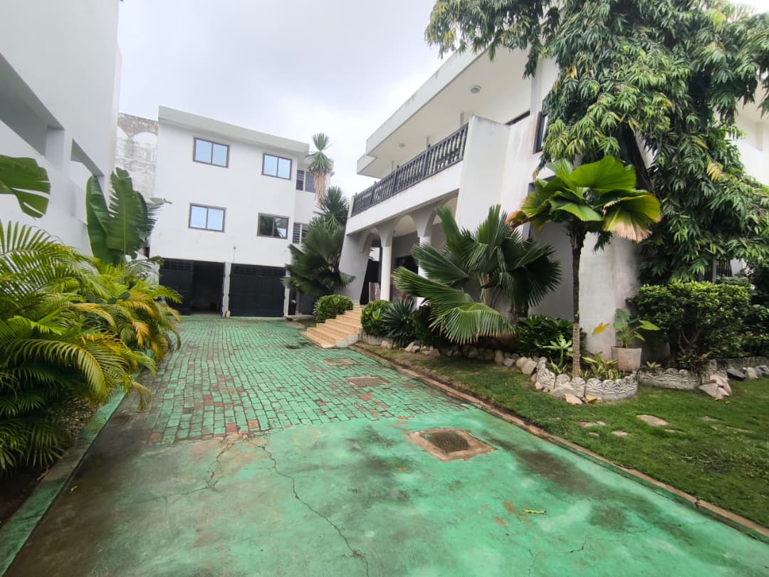 Grande Villa haut standing meublée ou non meublée à louer à Cotonou quartier Jak PLM