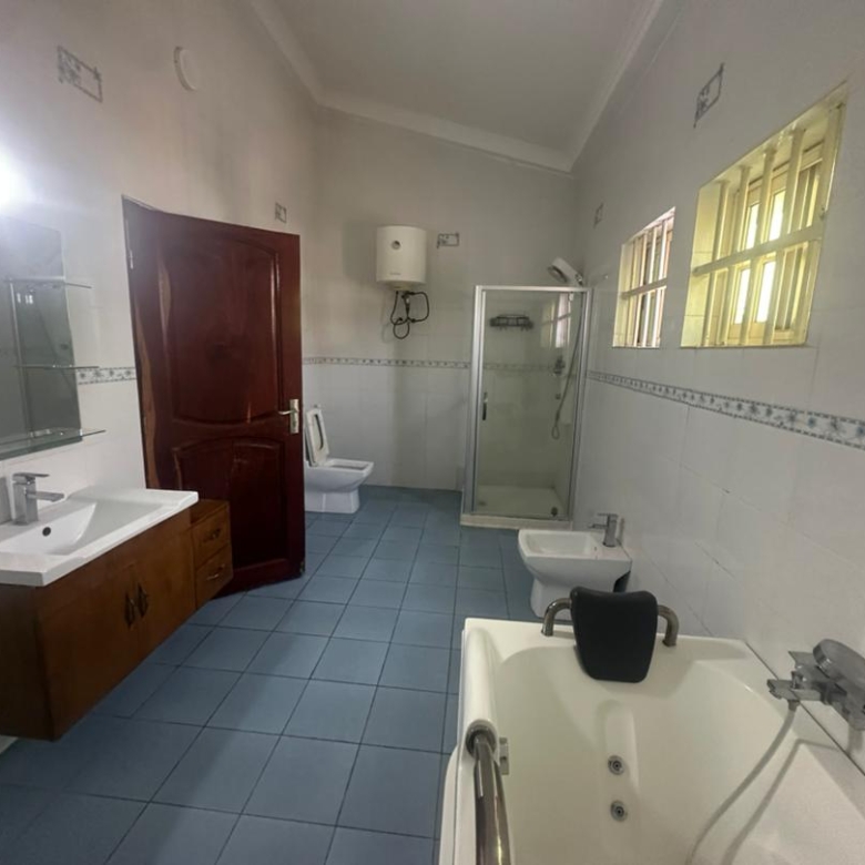 Villa Duplex avec Jardin et Pixine à louer à Cotonou Haie-Vive