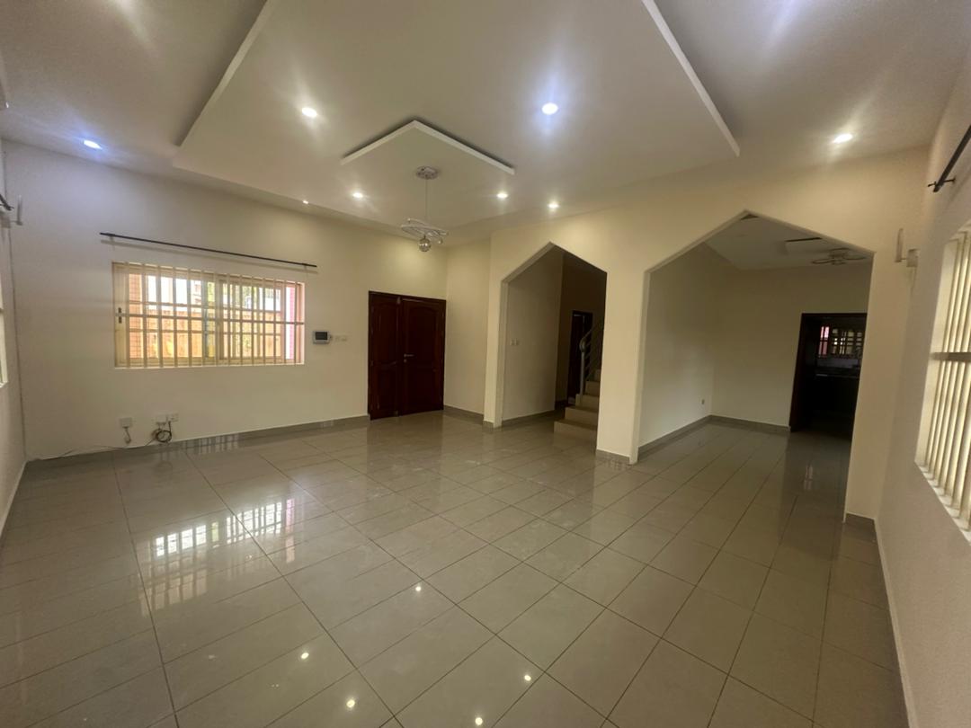 Villa Duplex avec Jardin et Pixine à louer à Cotonou Haie-Vive