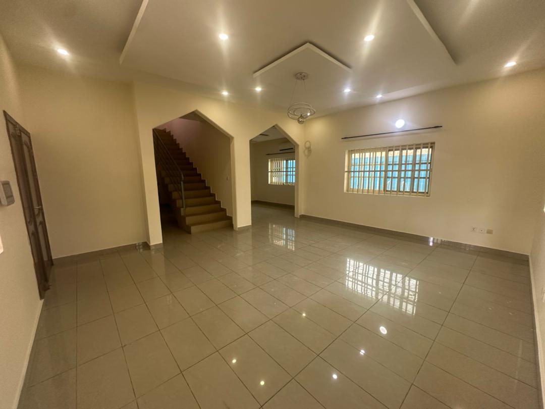 Villa Duplex avec Jardin et Pixine à louer à Cotonou Haie-Vive