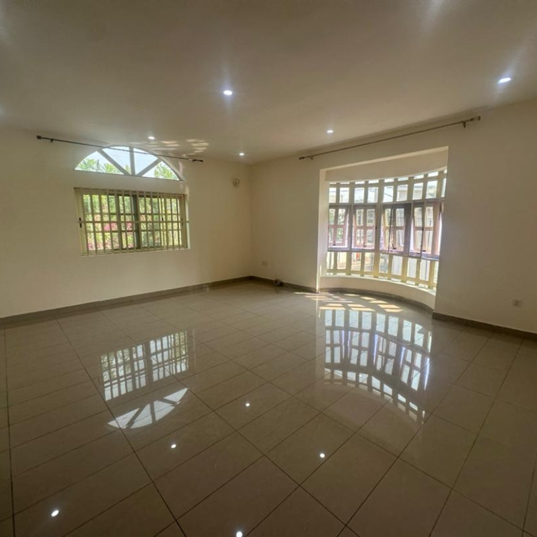 Villa Duplex avec Jardin et Pixine à louer à Cotonou Haie-Vive