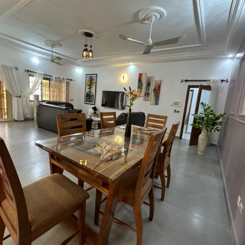 Villa meublée à louer avec Jardin à Fidjrossè Plage