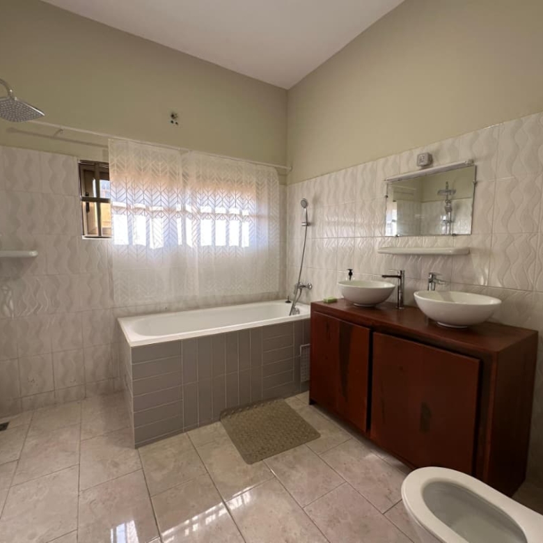 Villa meublée à louer avec piscine à Cotonou Fidjrossè Plage