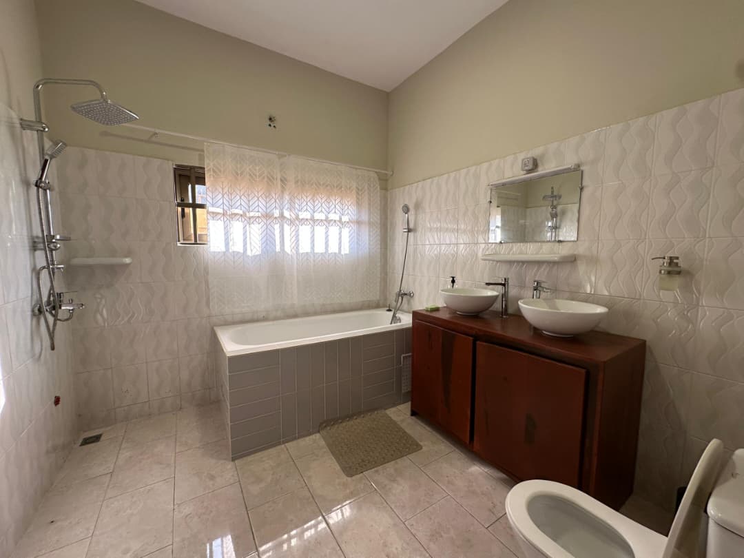 Villa meublée à louer avec piscine à Cotonou Fidjrossè Plage