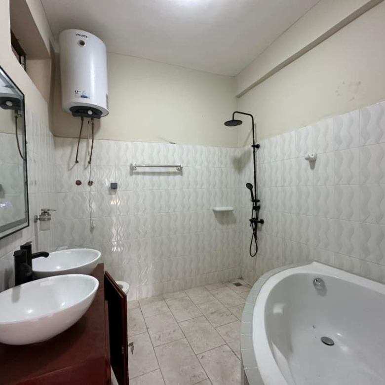 Villa meublée à louer avec piscine à Cotonou Fidjrossè Plage