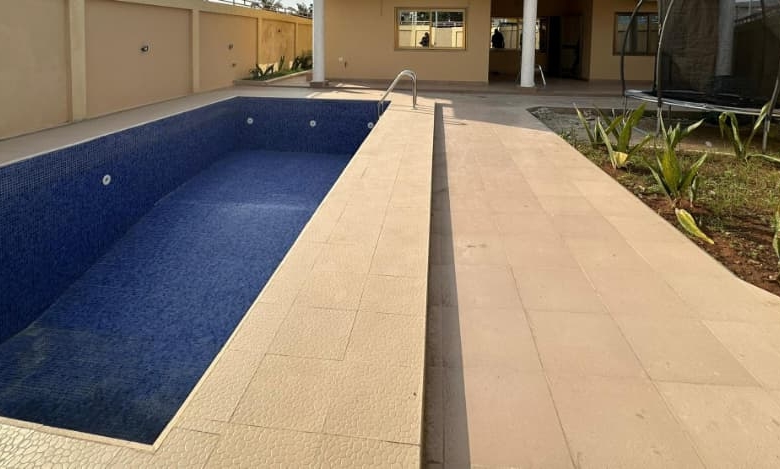 Villa meublée à louer avec piscine à Cotonou Fidjrossè Plage