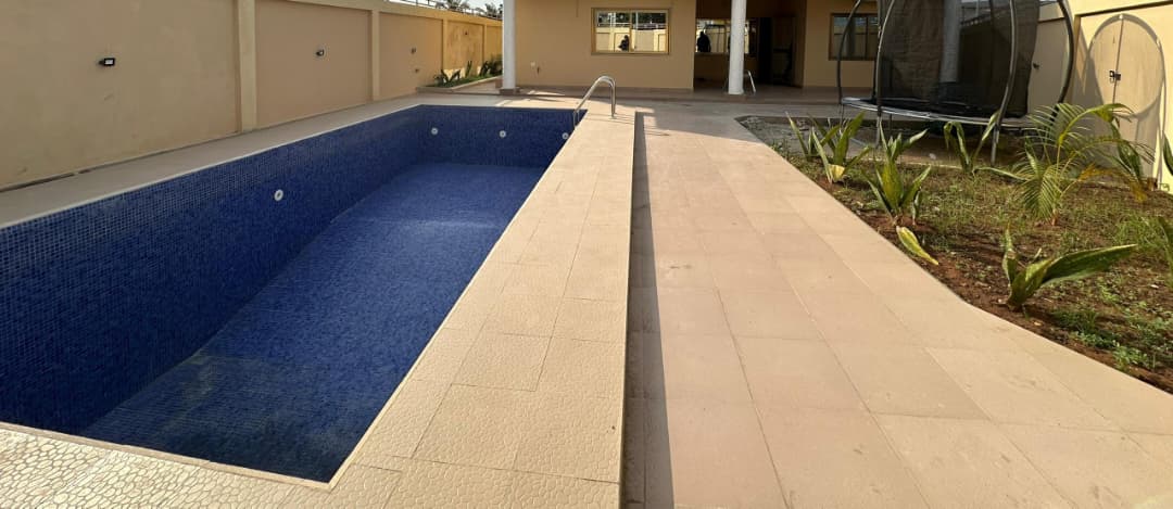 Villa meublée à louer avec piscine à Cotonou Fidjrossè Plage